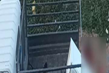  Vecinos de Las Huesas pillan a empleados de una empresa de la zona tirando desechos en un solar/TA.